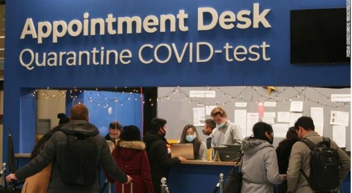 Hành khách xét nghiệm Covid-19 tại sân bay Schiphol ở Amsterdam, Hà Lan ngày 28/11/2021. (Ảnh: CNN)