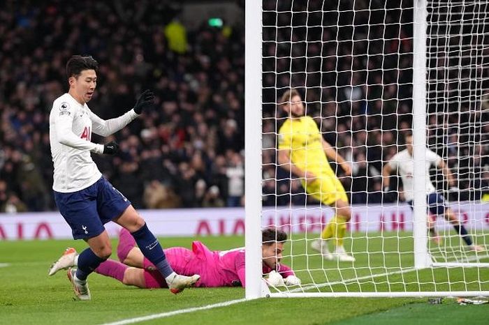 Son nhân đôi cách biệt cho Tottenham