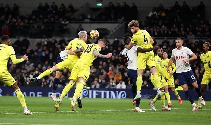 Canos (số 7) vô tình phản lưới nhà giúp Tottenham mở tỷ số