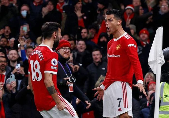 Fernandes nhường quyền đá penalty cho Ronaldo