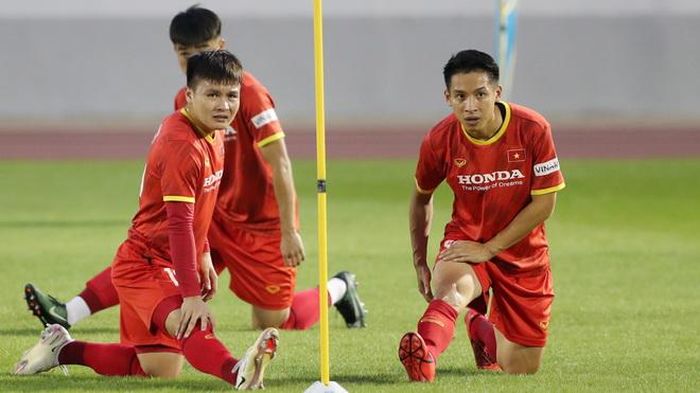 Hùng Dũng (phải) chính thức lỡ hẹn với hành trình bảo vệ chức vô địch của đội tuyển Việt Nam.Ảnh: VFF