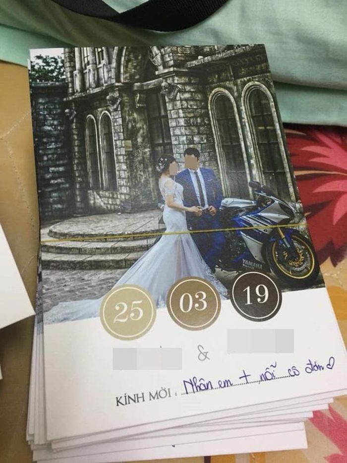 Một số người cho rằng màn mời cưới hài hước ở trên chỉ là một trò đùa, tuy nhiên, sự thật thì có không ít bạn trẻ FA cũng từng nhận được thiệp mời theo style "lầy lội" như thế này.