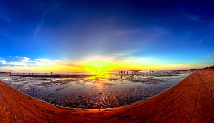 Đón đợi thủy triều lên dọc bãi cát tinh khôi mỗi sáng mai yên lành ven biển Cửa Lò. Cảm giác bình yên đến lạ, để lại trong tâm thức của du khách kỷ niệm, ấn tượng khó quên