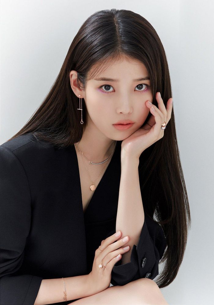 IU là nghệ sĩ solo duy nhất trong Top 30 và người duy nhất trong Top 10 không thuộc BTS và BlackPink, với vị trí thứ 7.