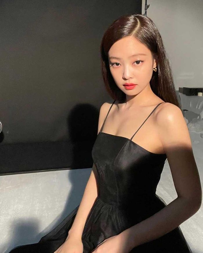 Hạng 6 thuộc về Jennie (BlackPink). Cô cũng là một trong 8 thần tượng toàn năng của K-pop.