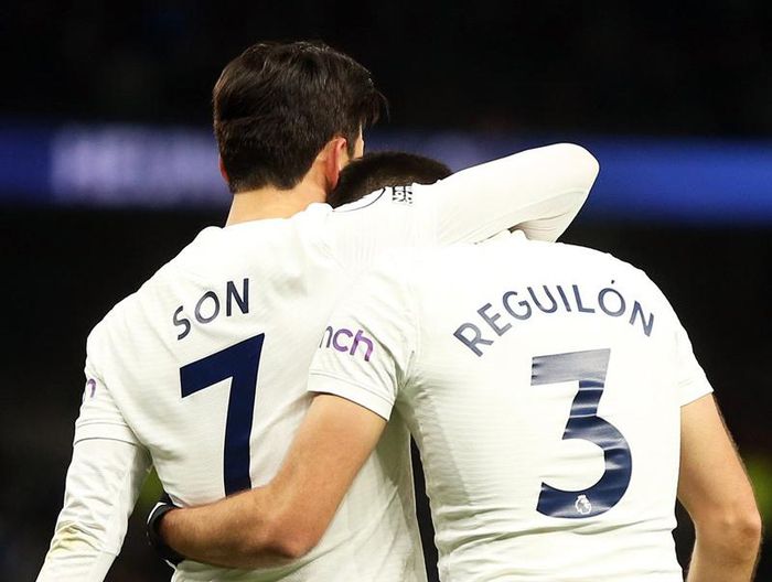 Son Heung-min ghi bàn ấn định tỷ số 2-0 cho đội chủ nhà