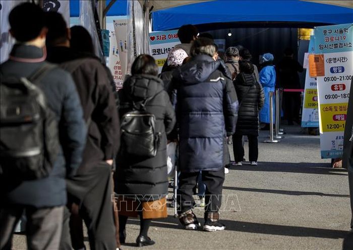 Người dân xếp hàng chờ lấy mẫu xét nghiệm COVID-19 tại Seoul, Hàn Quốc ngày 24/11/2021. Ảnh: THX/TTXVN