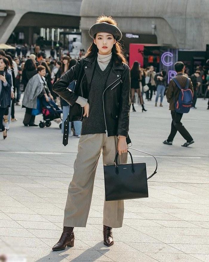 Chị em nên ưu tiên chọn những mẫu trang phục vừa ấm áp nhưng có độ dày vừa phải.