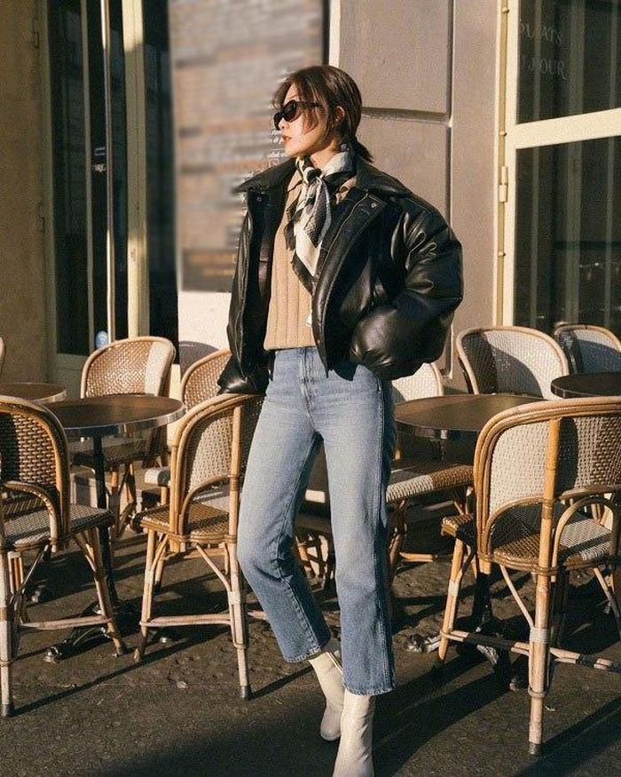 Chị em hãy kết hợp áo khoác to rộng với quần jeans ống đứng là vừa trẻ trung lại tôn dáng.