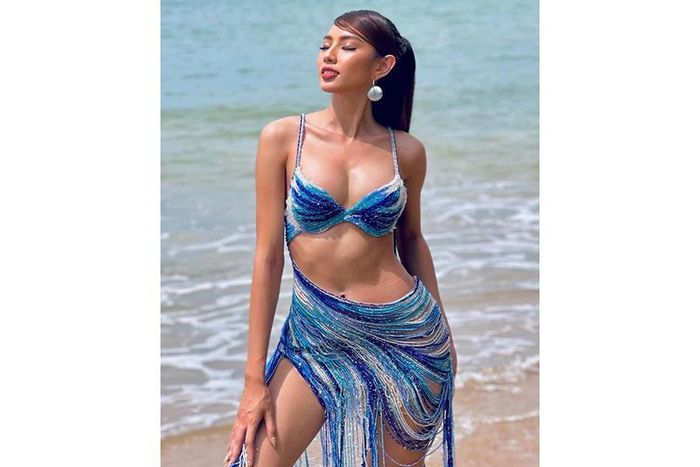 Thùy Tiên đẹp tựa nàng tiên cá trong buổi tham quan Vịnh Phang Nga. Thiết kế váy táo bạo với những đường đính kết uốn lượn đã tôn lên 3 vòng nóng bỏng của cô nàng