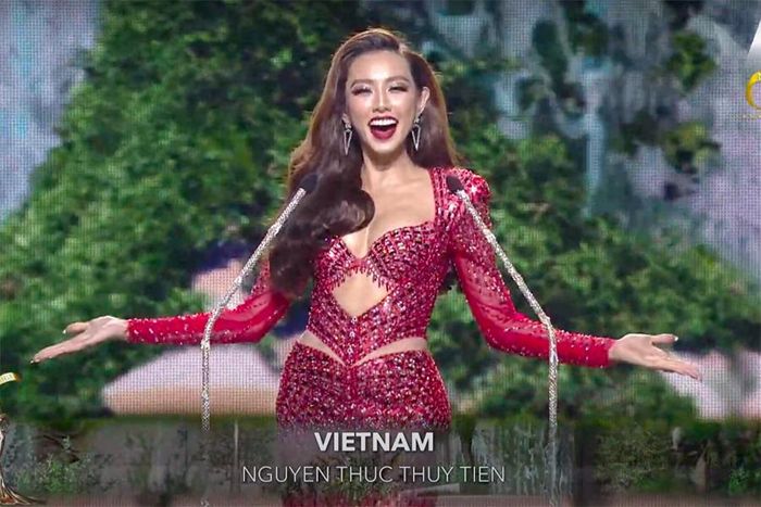 Khoảnh khắc Thùy Tiên dõng dạc hô to hai tiếng Việt Nam và kéo dài âm cuối đã nhanh chóng “gây sốt” truyền thông. Chất giọng trong trẻo, ngân vang của người đẹp sinh năm 1998 khiến khán giả quê nhà không khỏi tự hào