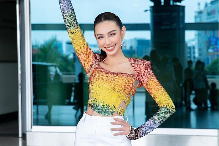 Ngày 16-11, Nguyễn Thúc Thùy Tiên chính thức lên đường sang Phuket, Thái Lan để tham dự cuộc thi Miss Grand International 2021