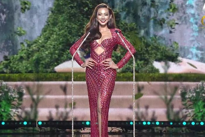 Ở phần trình diễn trang phục dạ hội, Thùy Tiên nổi bật trên sân khấu khi lựa chọn chiếc váy đuôi cá màu đỏ với những đường cắt xẻ táo bạo, khoe trọn lợi thế hình thể