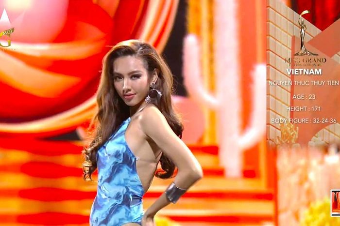 Sang đến phần thi áo tắm, Thùy Tiên tiếp tục ghi điểm với những sải bước đầy tự tin trong bộ bikini màu xanh nước biển