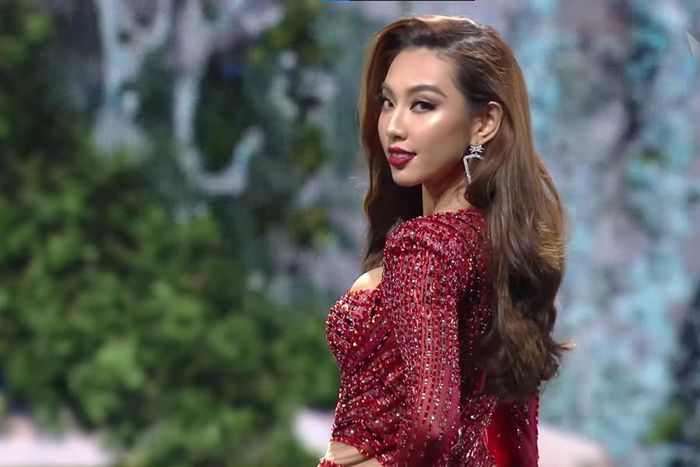 Phong thái tự tin, quyến rũ và các bước đi uyển chuyển của Thùy Tiên nhận được sự tán dương của đông đảo khán giả
