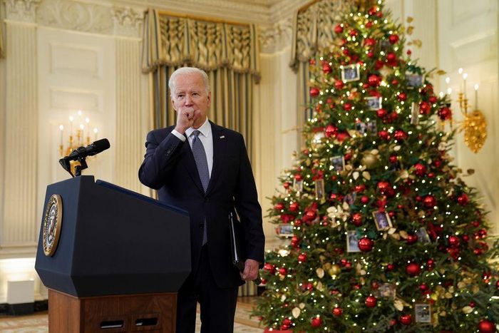 Tổng thống Joe Biden ho khi phát biểu về báo cáo tăng trưởng việc làm tháng 11 tại Nhà Trắng. Ảnh: Reuters.