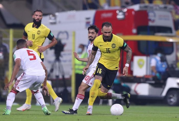  Guilherme De Paula (số 16) là cầu thủ nhập tịch duy nhất của tuyển Malaysia ở AFF Cup 2020. Tiền đạo này chơi thất vọng ở vòng loại thứ 2 World Cup 2022. Ảnh: Y Kiện. 