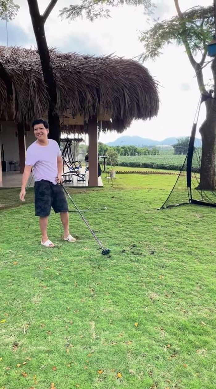 Ông xã Nhã Phương lộ thân hình mũm mĩm lúc đánh golf. Ảnh: Chụp màn hình
