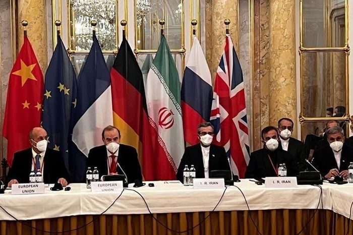 Các quan chức Liên minh châu Âu (trái) và các đại diện Iran tham dự cuộc đàm phán ở Vienna, Áo ngày 3/12. Ảnh: Reuters