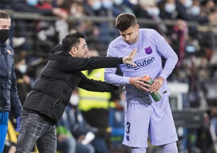 Từng là đồng đội, nhưng bây giờ Pique phải tuân thủ các quy tắc của HLV Xavi