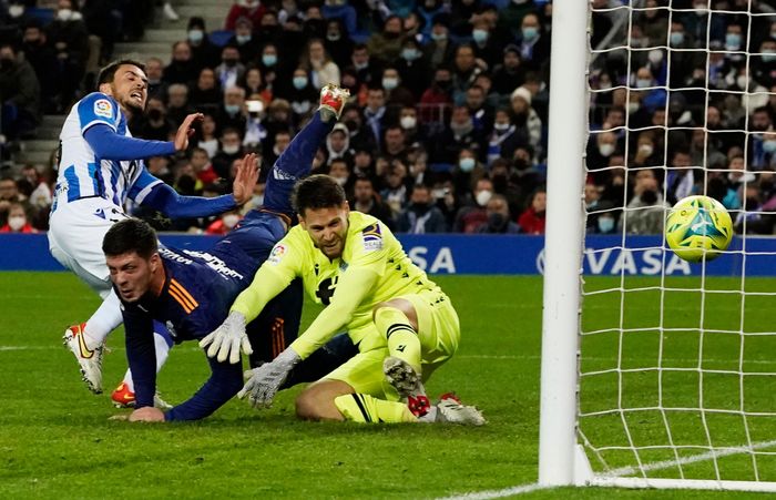  Jovic tỏa sáng giúp Real giành 3 điểm. 