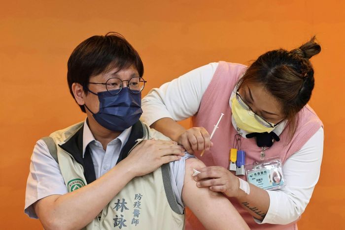 Nhà chức trách nhiều nước và vùng lãnh thổ vẫn cho rằng tiêm chủng là biện pháp tốt nhất chống biến chủng Omicron. Ảnh: Reuters.