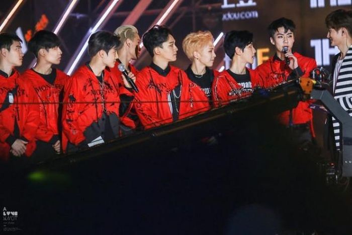 Mọi thành viên EXO đều ngước nhìn Sehun