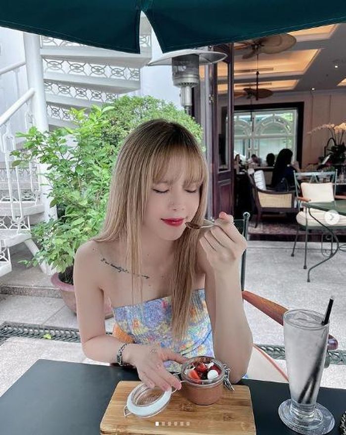 Outfit váy quây sexy, bánh bèo giúp nữ ca sĩ khoe hết cỡ làn da trắng ngần. Chỉ có điều, Hà Nội đang trong những ngày đông gió rét. Người người nhà nhà đóng bộ áo phao, áo gió kín mít mà Thiều Bảo Trâm lại phong phanh thế này đây?