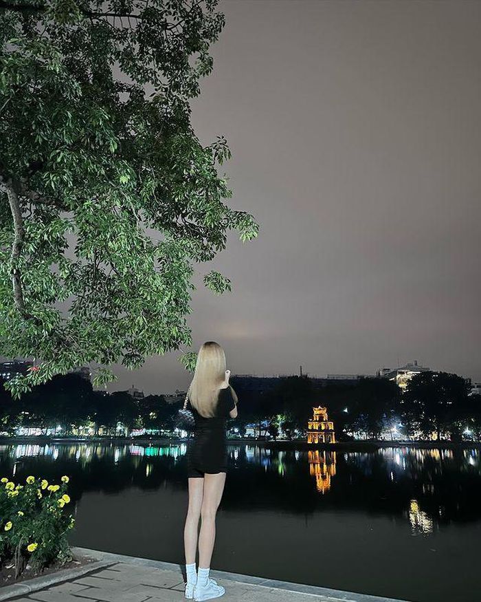 Ngay cả khi đã thay một bộ đồ khác, Thiều Bảo Trâm vẫn nhất quyết trung thành với quần ngắn. Không thể phủ nhận spotlight của tấm hình dồn hết vào đôi chân dài thương hiệu của giọng ca "Một Mình Có Buồn Không".