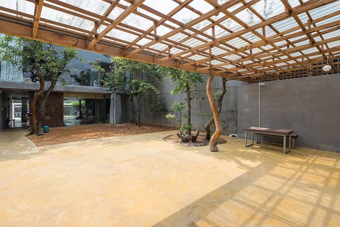 Khoảng sân phía trước nhà.