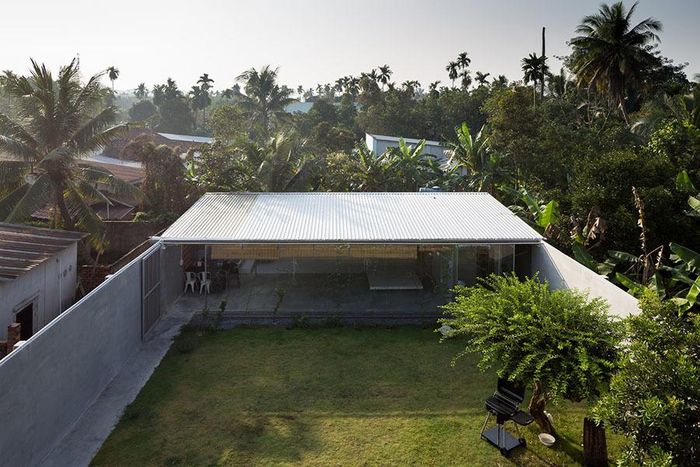 Không gian làm việc của gia đình được bố trí riêng biệt ở cuối lô đất. 
