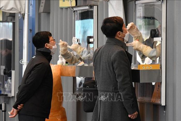 Một điểm xét nghiệm COVID-19 tại Seoul, Hàn Quốc, ngày 1/12/2021. Ảnh: AFP/TTXVN