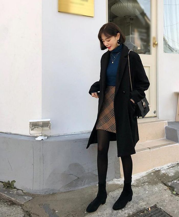 Các quý cô muốn "ăn gian" chiều cao nên kết hợp chân váy ngắn với áo khoác dáng dài trong mùa lạnh.