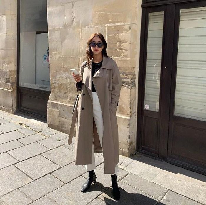 Quần ống lửng màu trắng mix với áo khoác dáng dài sẽ làm gia tăng độ sành điệu của các cô gái. 