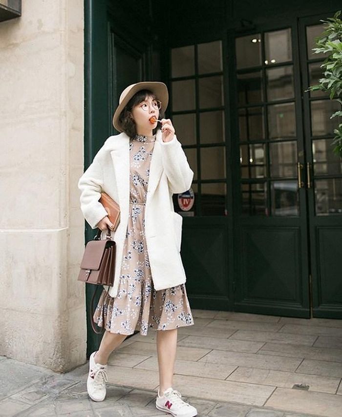 Các nàng chọn diện đầm hoa nhấn eo với áo khoác dáng dài cũng rất bắt mắt và nữ tính.