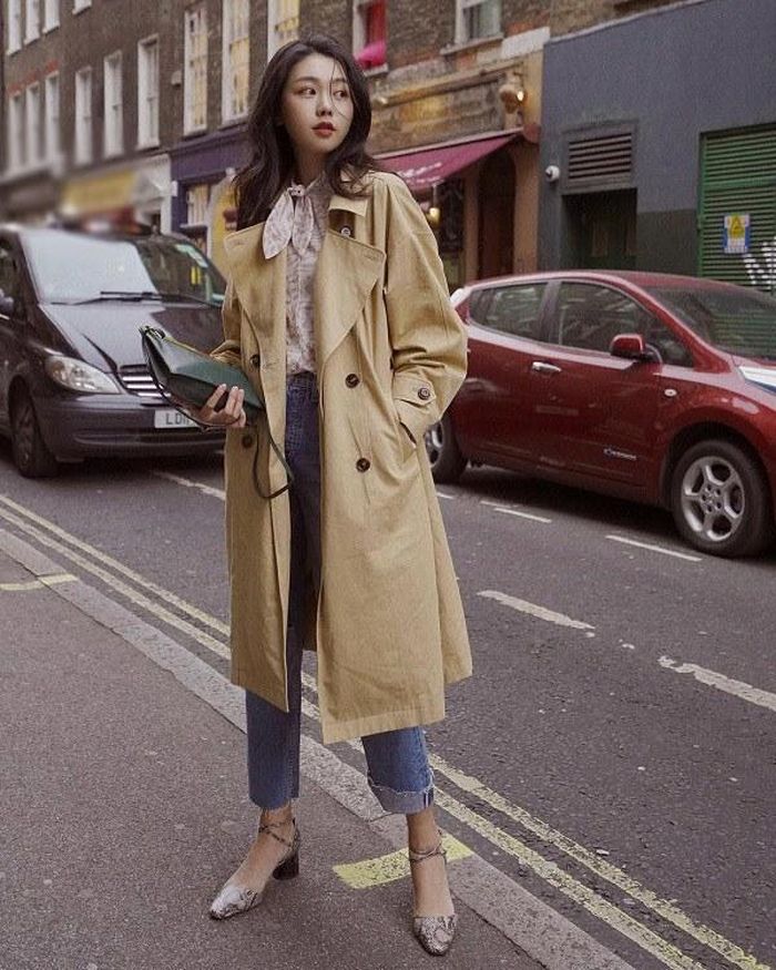 Quần jeans ống lửng cũng được nhiều tín đồ thời trang lựa chọn phối cùng áo khoác dáng dài.
