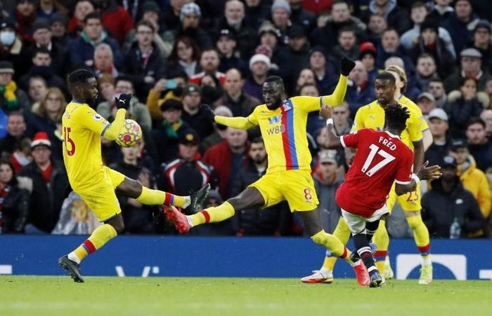 Fred ghi bàn thắng quý như vàng cho Man Utd. 