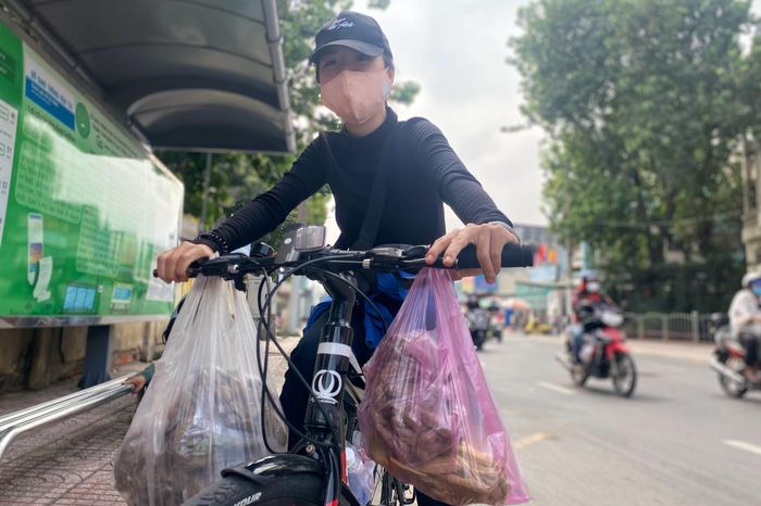Suốt 6 tháng qua, Trúc Ly đều đặn đạp xe khắp các quận để tặng quà cho người nghèo.