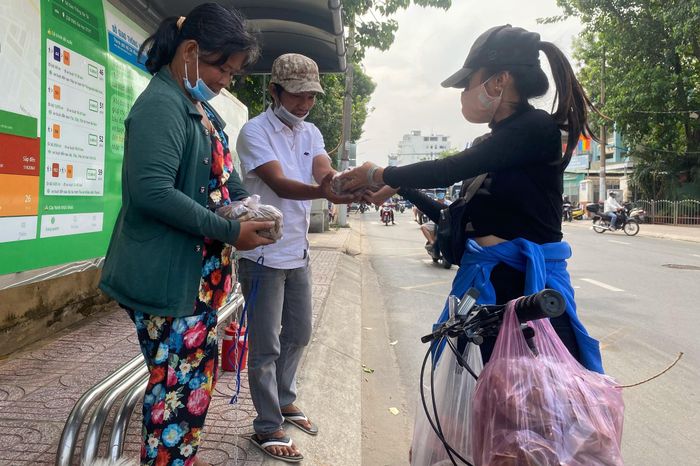  Không chỉ tặng quà, nữ giáo viên còn dừng lại trò chuyện với từng người mình giúp đỡ. 