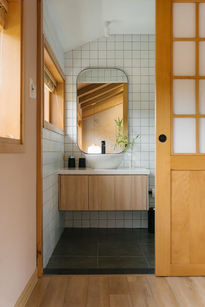 Toilet tầng 2 được thiết kế đơn giản, chú trọng vào công năng sử dụng.
