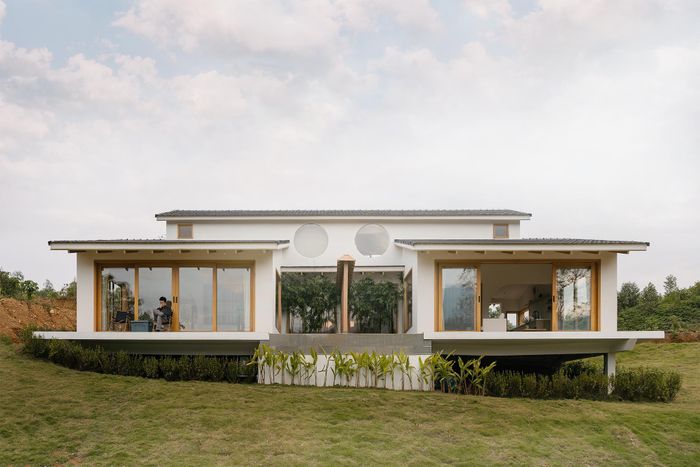 Để đáp ứng mục đích nghỉ dưỡng của gia chủ, các KTS từ Combo Home sử dụng thiết kế nhà chống cột lấy cảm hứng từ kiến trúc Nhật Bản. Ngôi nhà có 1,5 tầng, mỗi căn bao gồm 2 phòng ngủ trên và dưới, 2 toilet, không gian bếp và khách liên thông.