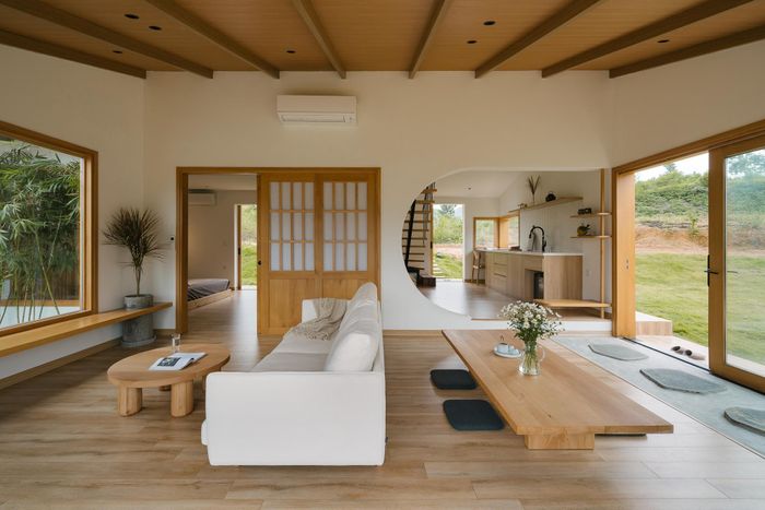Không gian phòng khách là sự kết hợp giữa truyền thống và hiện đại, gia chủ có thể tiếp khách trên ghế sofa hoặc thưởng thức trà, bánh tại bàn bệt.