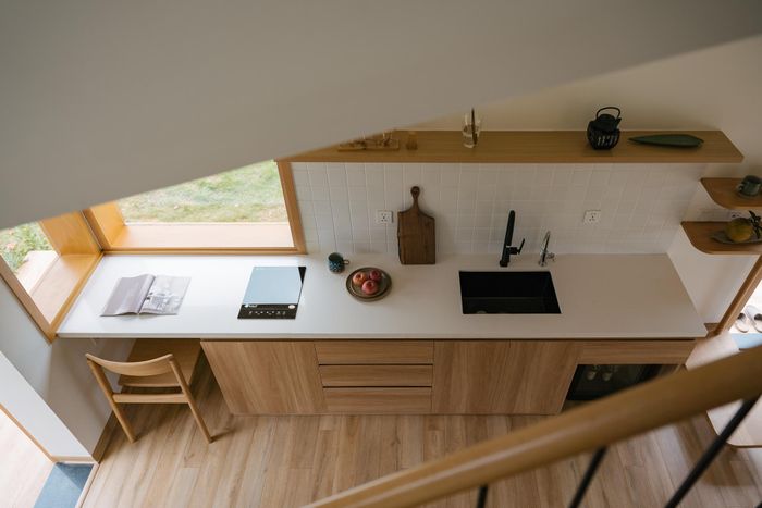 Không gian bếp được thiết kế đơn giản, trang bị đầy đủ tiện nghi cơ bản như bồn rửa, bếp. Mặt bếp sử dụng đá vincostone chống thấm ố.