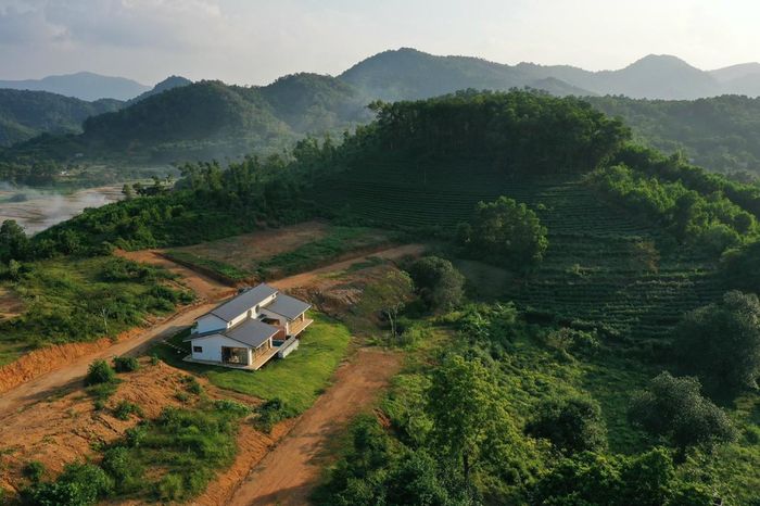 Nằm trên mảnh đất rộng 500 m2, vị thế trên đồi cao giúp gia chủ dễ dàng phóng tầm mắt ra không gian xung quanh, đặc biệt là núi Ba Vì. Đây là nơi gia đình gia chủ dùng để nghỉ ngơi cuối tuần, thời gian di chuyển vào trung tâm Hà Nội khoảng 45 phút.
