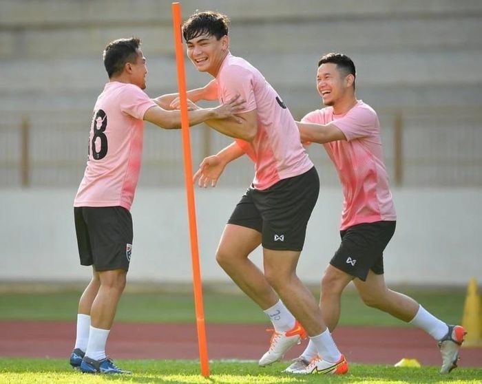Cầu thủ trẻ đang chơi bóng ở Đan Mạch Jonathan Khemdee (giữa) thích thú khi tham gia trò chơi cùng các đàn anh. AFF Cup là đấu trường mà lứa 1993 của Chanathip từng lên ngôi vô địch năm 2014 và 2016. Kinh nghiệm quý giá ấy tại sân chơi khu vực là điều lớp trẻ hiện tại của tuyển Thái cần được tích lũy.