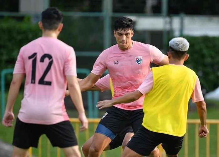 Tuyển Thái Lan ra quân thuận lợi ở AFF Cup 2020 với chiến thắng 2-0 trước Timor-Leste hôm 5/12 bằng một đội hình chưa phải mạnh nhất. Trung vệ gốc Thụy Điển Elias Dolah chưa thi đấu phút nào ở sân chơi khu vực.