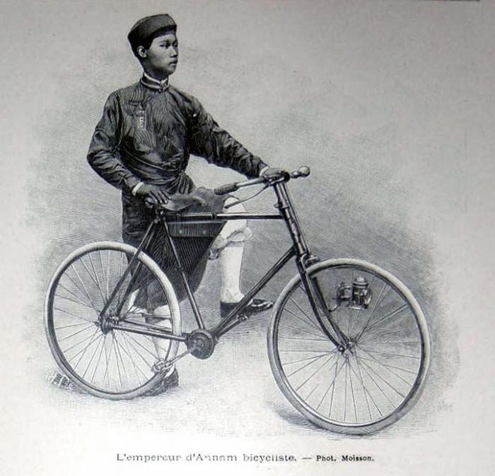 Hoàng đế Thành Thái với chiếc xe đạp đăng trên Illustration 1/1898