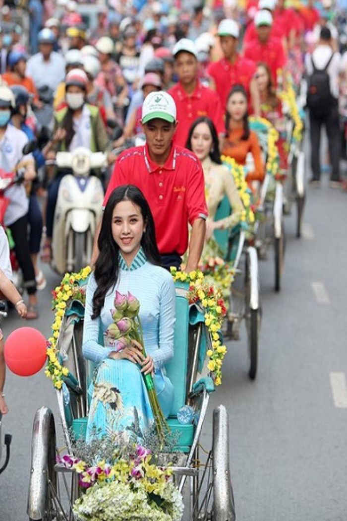 Xích lô Hà Nội nay cũng lịch thiệp