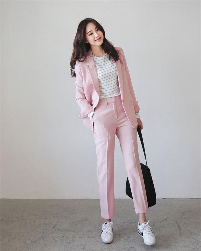 Những thiết kế blazer croptop ngang eo hoặc dài ngang hông là lựa chọn hoàn hảo nhất để bạn mix&match với nhiều kiểu trang phục dẫu có kín đáo đến đâu.