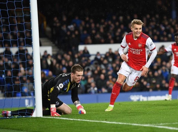 Odegaard mở tỷ số ở phút bù giờ của hiệp 1, sau pha kiến tạo của Tierney